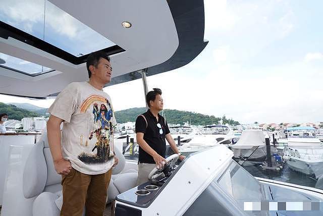 61岁TVB男星低调曝豪宅内景，家族资产达16亿，却27年开同一辆车 - 9