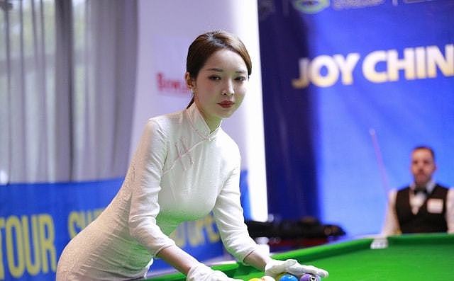 太漂亮了！中国最美台球裁判王钟瑶，身材直逼超模明星，你喜欢吗 - 1