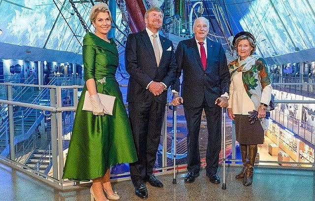 50岁荷兰王后闪耀挪威！为了斗艳硬穿晚礼服，穿一字肩绿裙好高贵 - 12