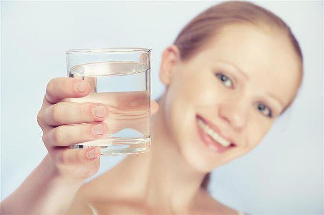 晨起第一杯水，喝对有益，喝错有害！3种水适宜喝，1种水别再喝 - 4