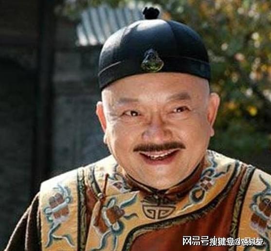 刘墉上朝故意将衣服反着穿，和珅向乾隆皇帝告状，却被罚款十万两 - 1