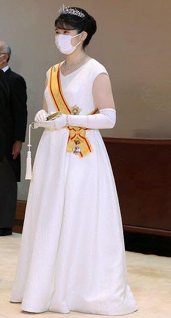 日本德仁天皇一家三口营业！57岁雅子裹白裙好美，20岁独女很普通 - 8