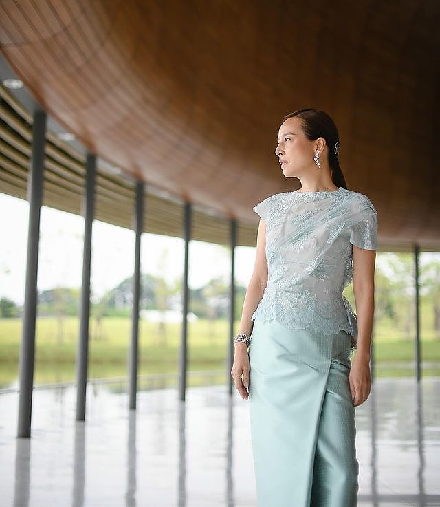 泰国55岁华裔富婆太仙了！穿白纱裙亮相皇家音乐会，比诗妮娜还嫩 - 9