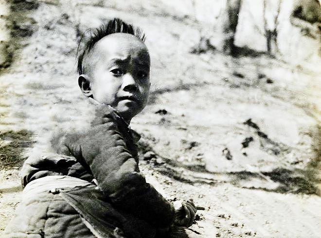1945年，日军小队到村子扫荡，一对母子遭遇了悲惨的一天 - 9