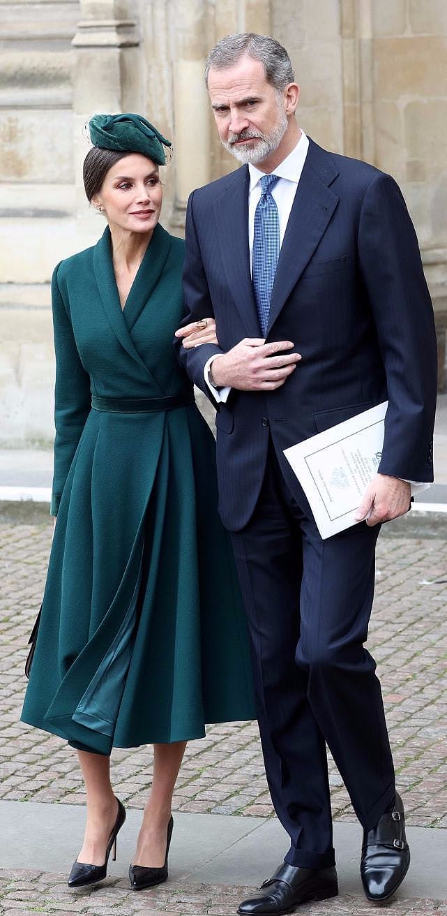莱蒂齐亚王后美到伦敦了？穿绿裙亮相抢凯特风头，白发也难挡优雅 - 3