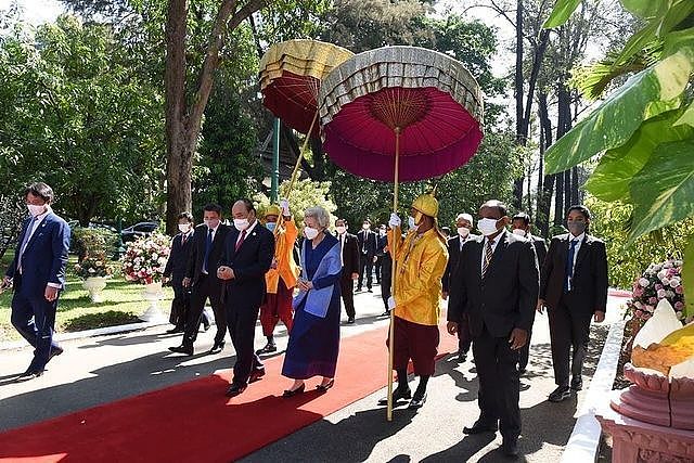 柬埔寨85岁太后接见越南主席！一身宝蓝色显嫩，穿裹身裙太显气质 - 4