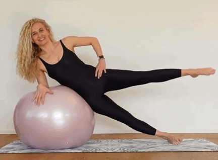 坚持这9个瑜伽球塑形动作30天，让你全身塑形变瘦 - 2