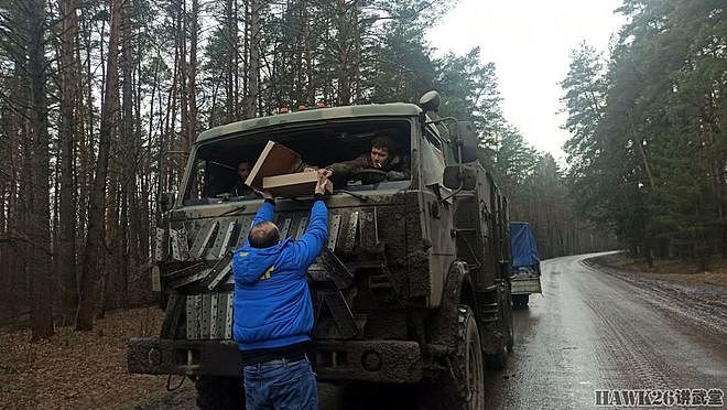 俄军前线部队紧急改装卡车 充分利用各种材料 类似《疯狂麦克斯》 - 5