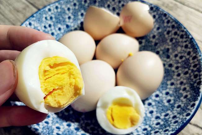 鸡蛋营养健康，还有利于长寿，医生提醒：切记“2不”，否则白吃 - 1