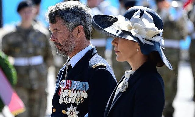 49岁丹麦王妃盛装亮相太好看了！黑白配尽显高贵，比凯特都显年轻 - 3