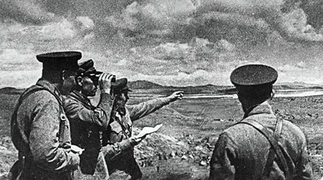 苏联将军斯捷潘，在自家阵地上被地雷炸伤，坐飞机遇到坠机 - 7