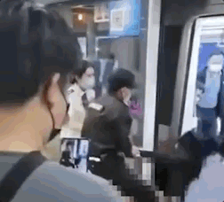 当众扒光衣服羞辱女乘客，央视怒批：西安地铁，这辈子谁还敢坐！ - 1