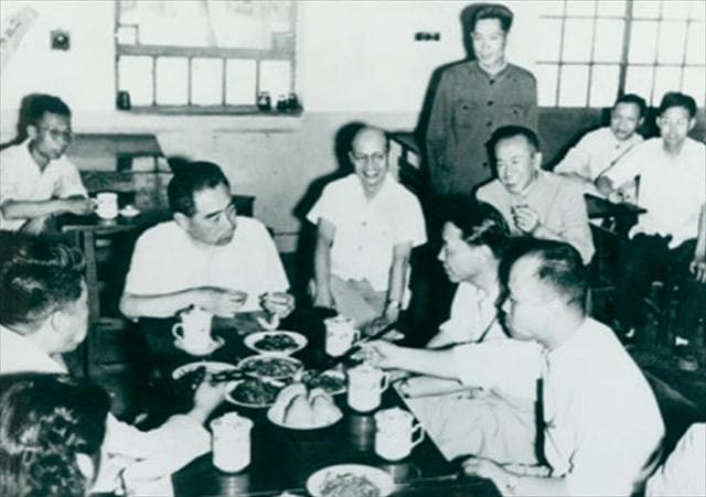 中国总理：周恩来自掏腰包，朱镕基穿过百桌宴席，拿了一份工作餐 - 4
