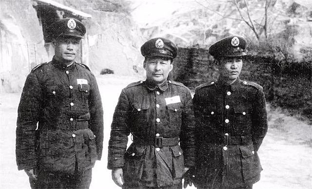 1947年蒋介石唯一一次到延安，坐在主席的窑洞里很不解：为什么？ - 2