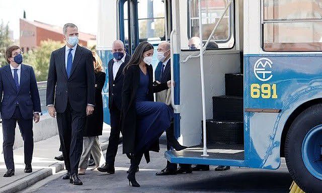 西班牙国王夫妇乘巴士体验生活！莱后当花瓶，踩10公分长靴好费劲 - 8