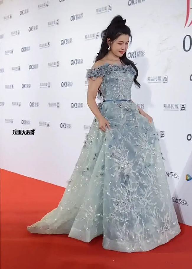 38岁的陈妍希真耐老，穿蓝色长裙美得像“花仙子”，圆脸太加分 - 3