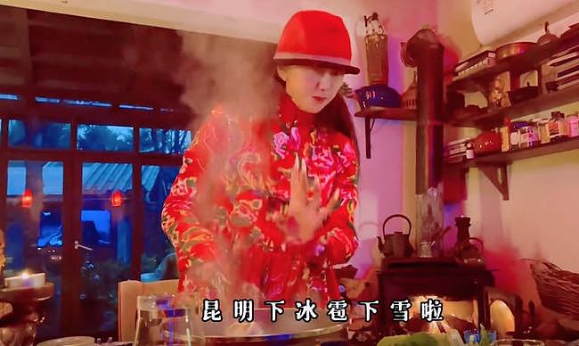63岁杨丽萍亲自烧火做家务，大雪天吃柴火鸡，穿东北花袄气质好 - 7
