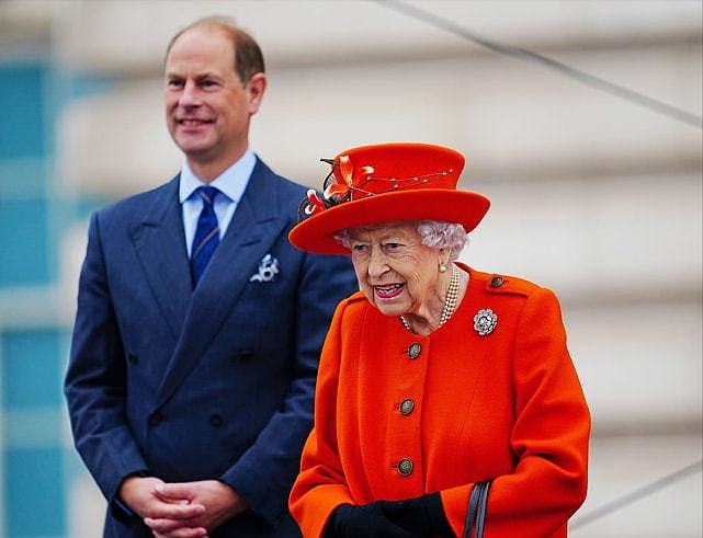 95岁英女王又嫩啦！穿一身亮橘色太好看，爱德华王子罕见单独陪同 - 9