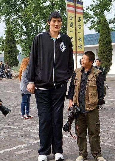 身高2米46，号称姚明接班人！河南籍亚洲第一巨人，为何没打CBA？ - 3