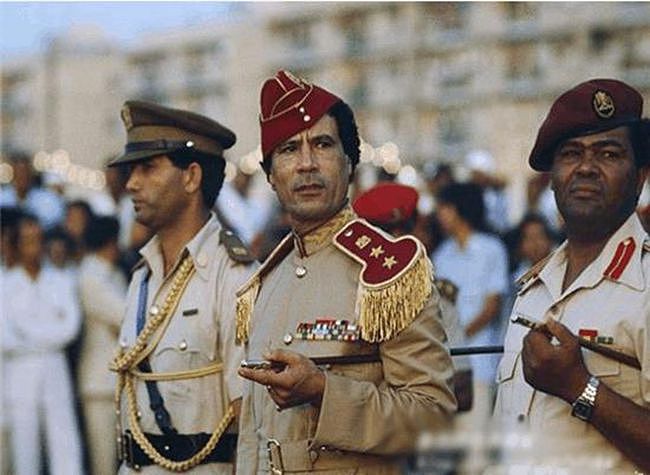 卡扎菲为什么被一群乌合之众民兵打败？2011年10月20日卡扎菲被杀 - 4