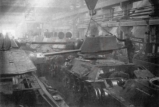 性能优秀的T34为什么战争初期表现很烂？1945年4月25日红军会师 - 19