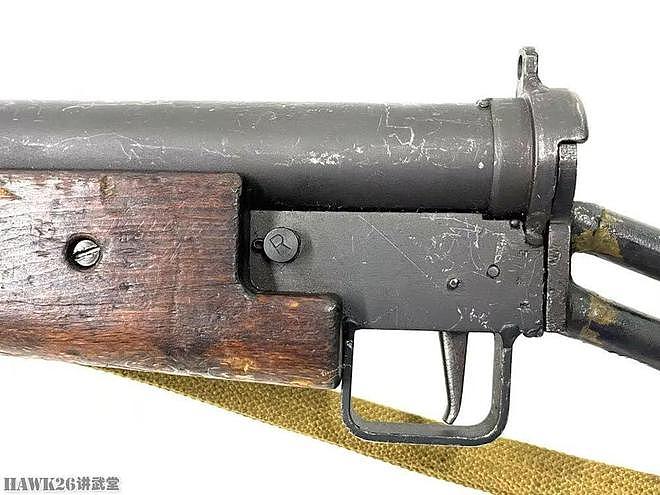 细看：斯登Mk I冲锋枪 英国生产的第一批 配备折叠前握把和消焰器 - 7