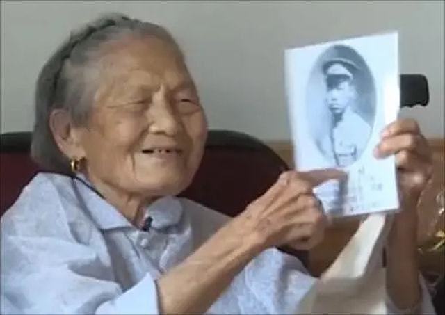 抗战女兵周秀莲：73年后再次“见”到丈夫，摸着照片泪流满面 - 8