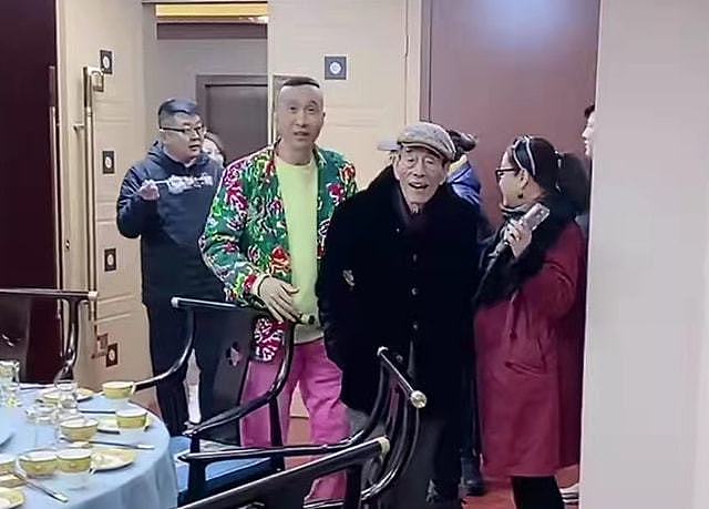 90岁杨少华近况堪忧，表情呆滞说话合不上嘴，瘦到爆青筋要人搀扶 - 1