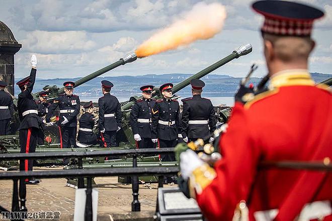 爱丁堡驻军鸣放礼炮 庆祝英国女王登基70周年 炮口喷火相当壮观 - 8