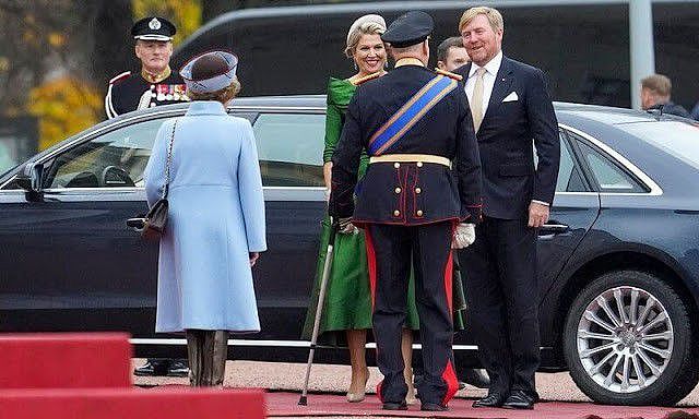50岁荷兰王后闪耀挪威！为了斗艳硬穿晚礼服，穿一字肩绿裙好高贵 - 4