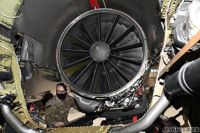 图说：F-16战斗机发动机拆装全过程 机械师全神贯注 需要极端细心 - 17