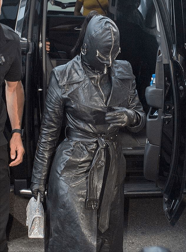 金卡戴珊新造型太拉风啦！一身黑色皮衣，还戴着黑色皮面具太酷了 - 1