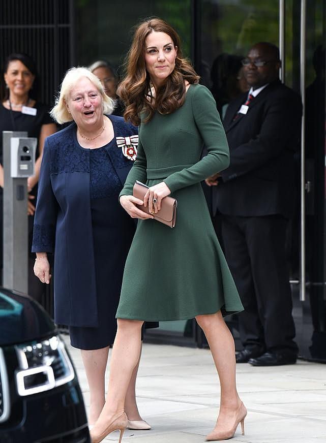 凯特王妃的气质不是装出来的，穿大衣裙身材平整无肉，看着太高贵 - 11