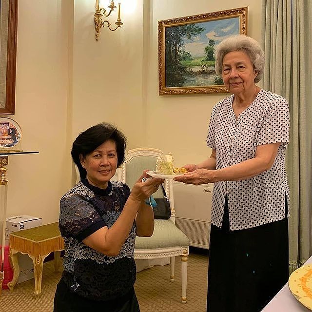 柬埔寨太后的新照养眼！蕾丝披肩暴露少女心，比95岁英女王更优雅 - 14