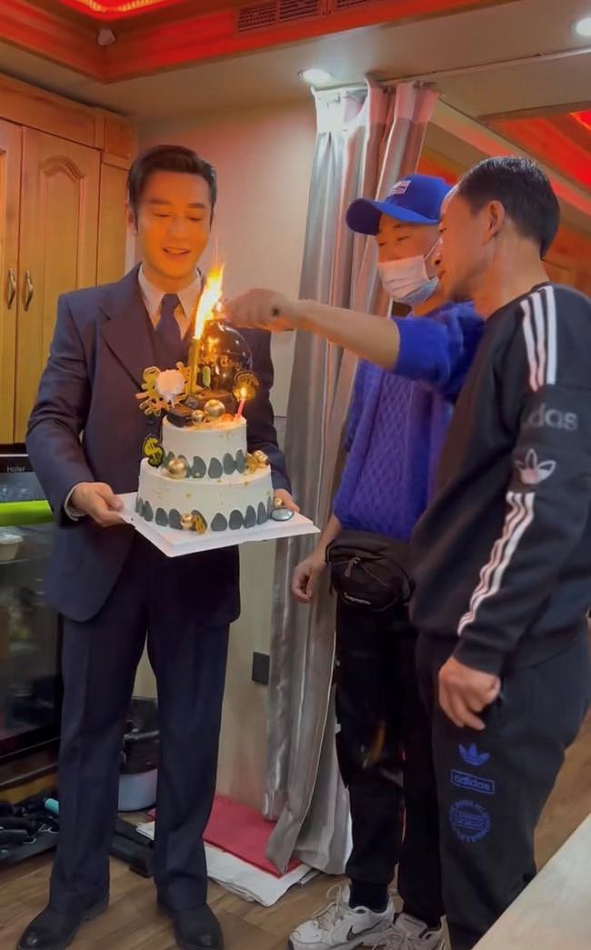 黄晓明被赞中国好老板！亲自捧蛋糕为司机庆生，还送千元国产手机 - 6
