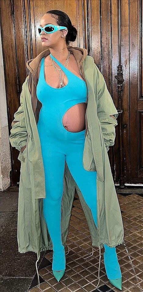 蕾哈娜孕妇造型又美到我！穿银色鱼尾裙露肚皮，8个月孕肚太吸睛 - 11