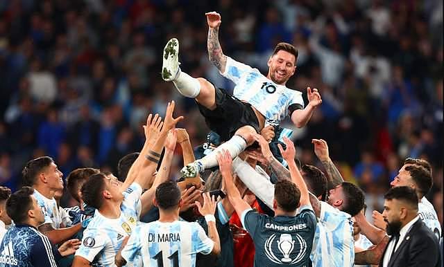 欢乐!阿根廷夺欧美杯将梅西高高抛起庆祝,队友公主抱梅西一脸娇羞 - 12