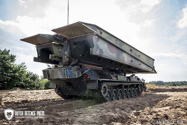 荷兰第112装甲工兵连实战演练 坦克架桥车开辟通道 工兵设置路障 - 5
