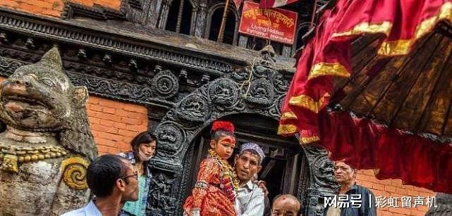 尼泊尔“活女神”被禁锢在寺庙，双脚不允许碰地，大多孤独终老！ - 5