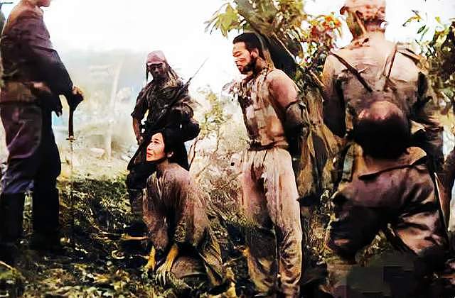 1938年，一队日军在小山村扫荡，日本兵写下了残忍的一幕 - 2