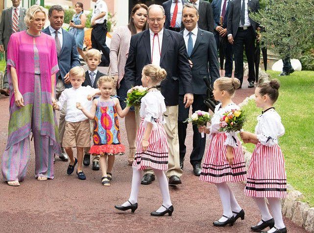 摩纳哥王妃缺席国庆盛典！6岁公主粉配白萌度爆表，精致似瓷娃娃 - 12