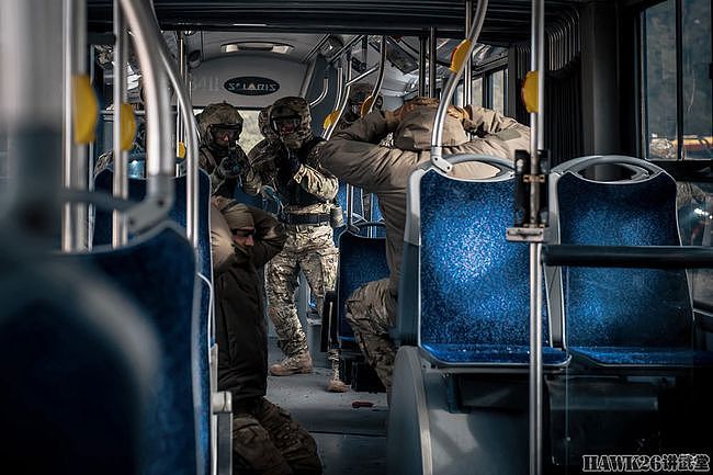 直击：波兰宪兵特别行动部队解救人质演习 霰弹枪破窗 冲上公交车 - 15