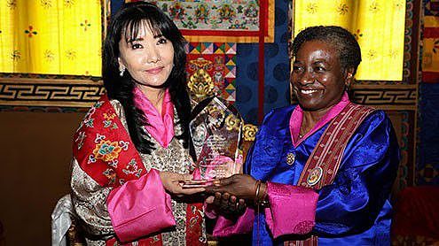 不丹王室的颜值太惊艳！58岁王母搭刺绣披肩很贵气，公主似洋娃娃 - 10