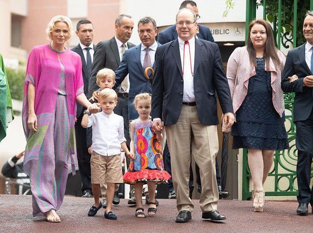 摩纳哥王妃缺席国庆盛典！6岁公主粉配白萌度爆表，精致似瓷娃娃 - 11