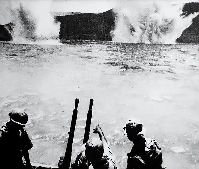 1941年，日军特种小队潜水偷袭，排长布下一个陷阱，痛歼日军 - 3