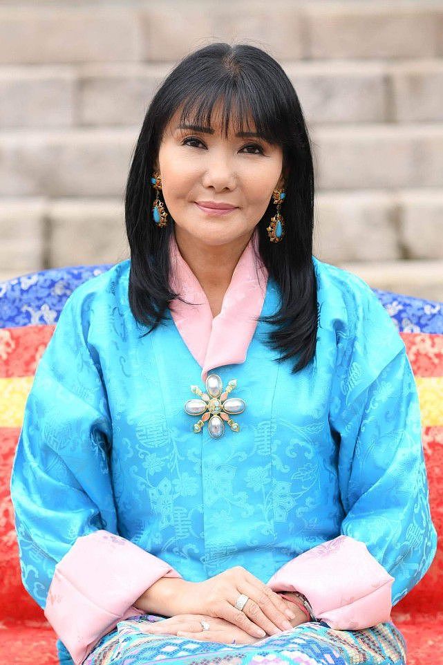 不丹王室的颜值太惊艳！58岁王母搭刺绣披肩很贵气，公主似洋娃娃 - 8