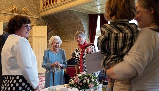 95岁英国女王庆祝登基70周年！穿斗篷大衣亮相，拄着拐杖消瘦好多 - 7