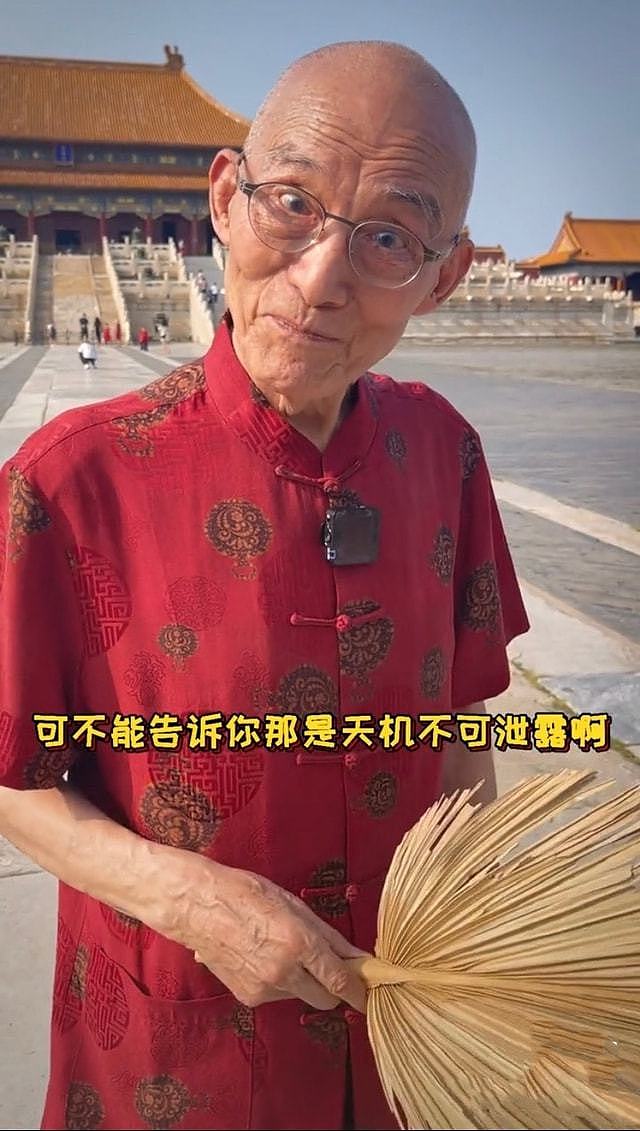 88岁游本昌手拿蒲扇游故宫，双眼浑浊精神矍铄，短袖现身惹人心疼 - 4