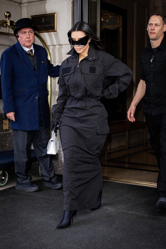 金卡戴珊的蝙蝠女造型好酷拎35万元的手提包，倒三角身材扭成S型 - 5