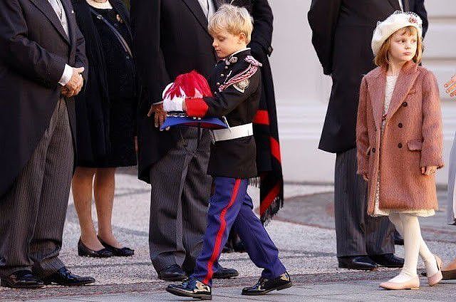 摩纳哥王妃缺席国庆盛典！6岁公主粉配白萌度爆表，精致似瓷娃娃 - 5